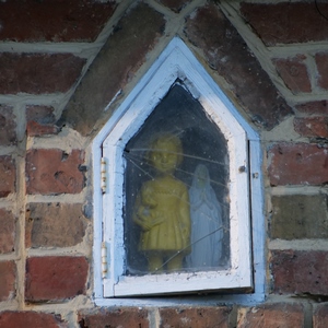 Niche dans un mur renfermant une statuette de petite fille et une vierge - France  - collection de photos clin d'oeil, catégorie clindoeil